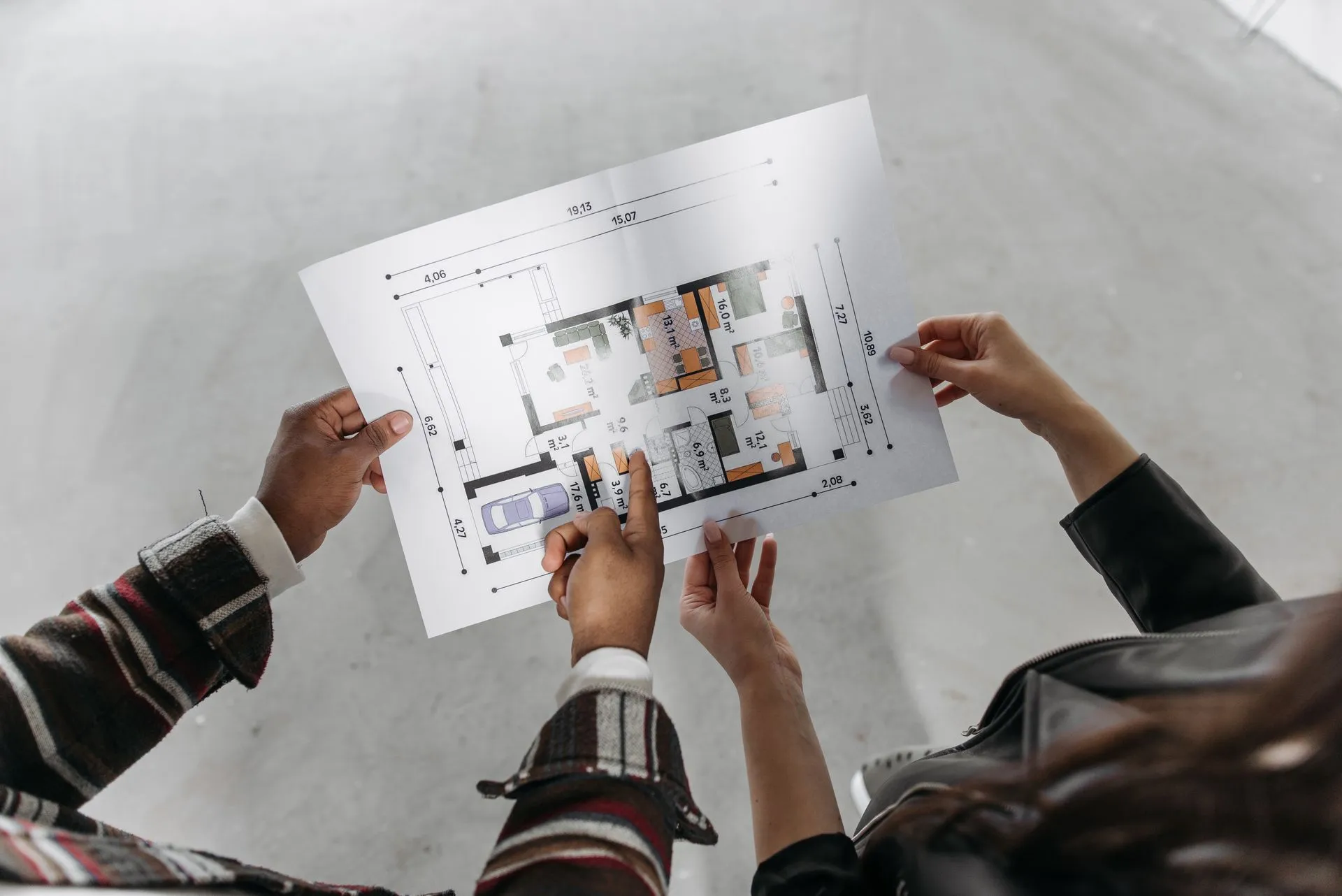 Revisando los planos de una vivienda en obra — fotografía ilustrativa